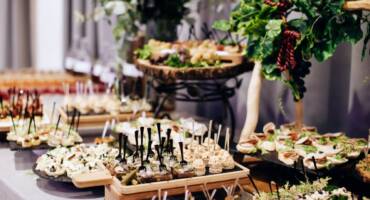 Dlaczego warto wybrać catering na imprezy okolicznościowe?